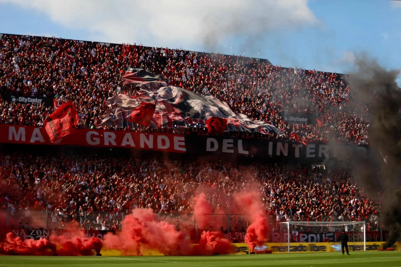 Tribuna de Newell’s con banderas rojinegras
