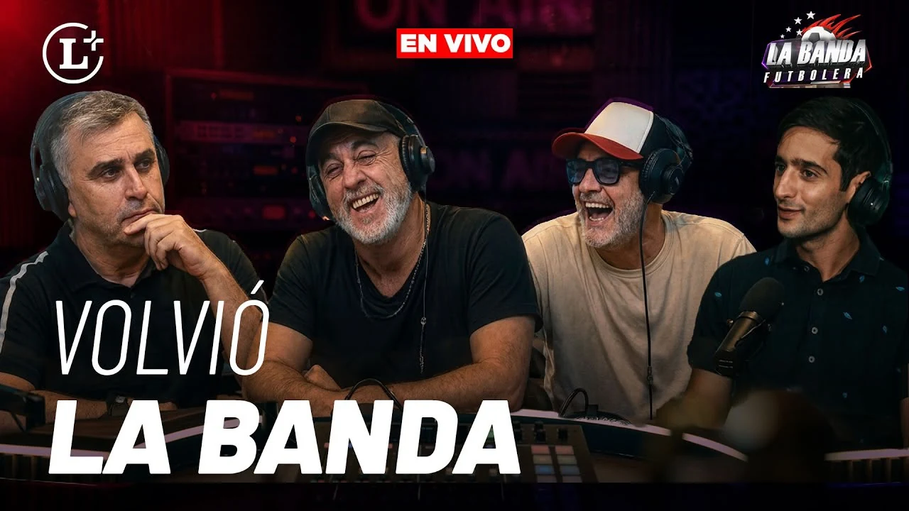 Volvió La Banda. Imagen promocional con los integrantes, la leyenda En vivo y los logos de LC+ y La Banda Futbolera.