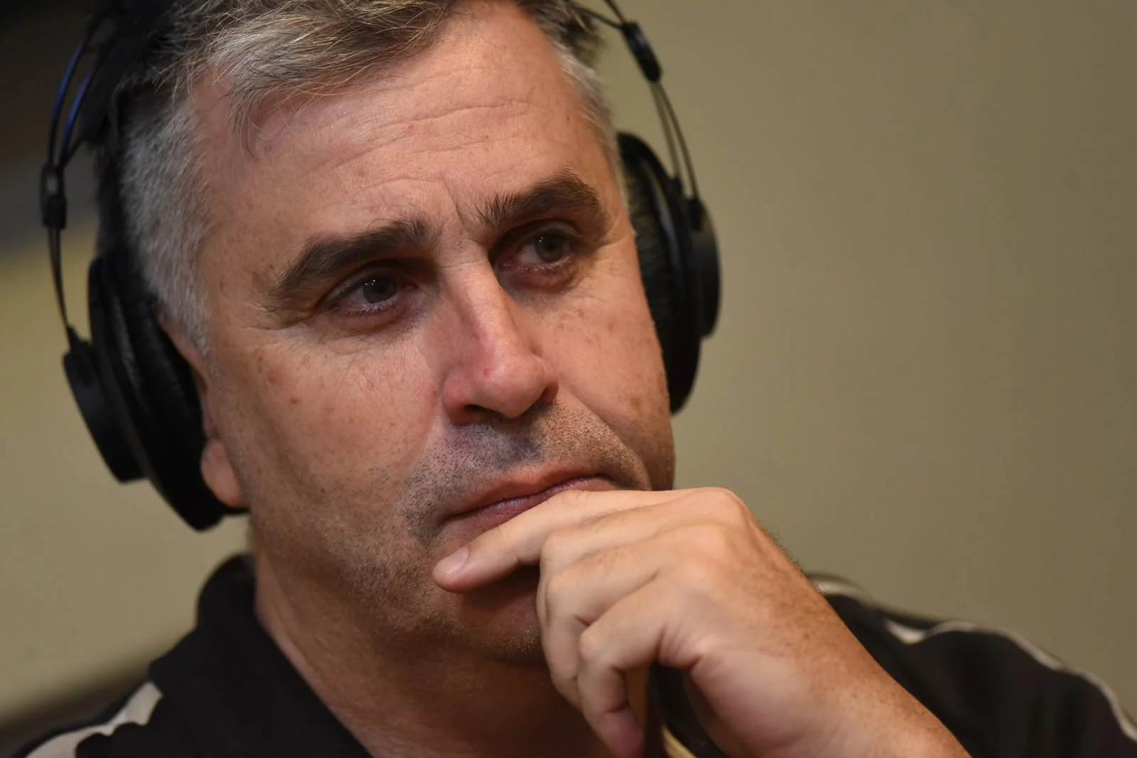 Rodrigo Mendoza en el estudio de radio